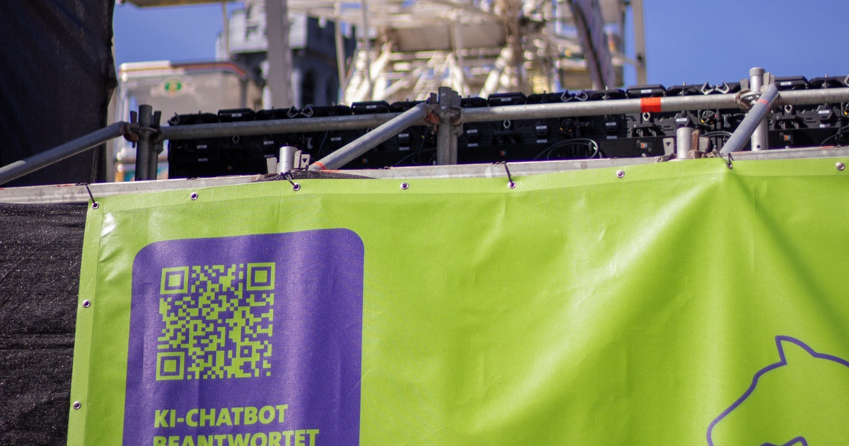 Riesenrad und Aachen-WM-Special-Banner mit QR-Code zum KI-Assistenten von chatpoints