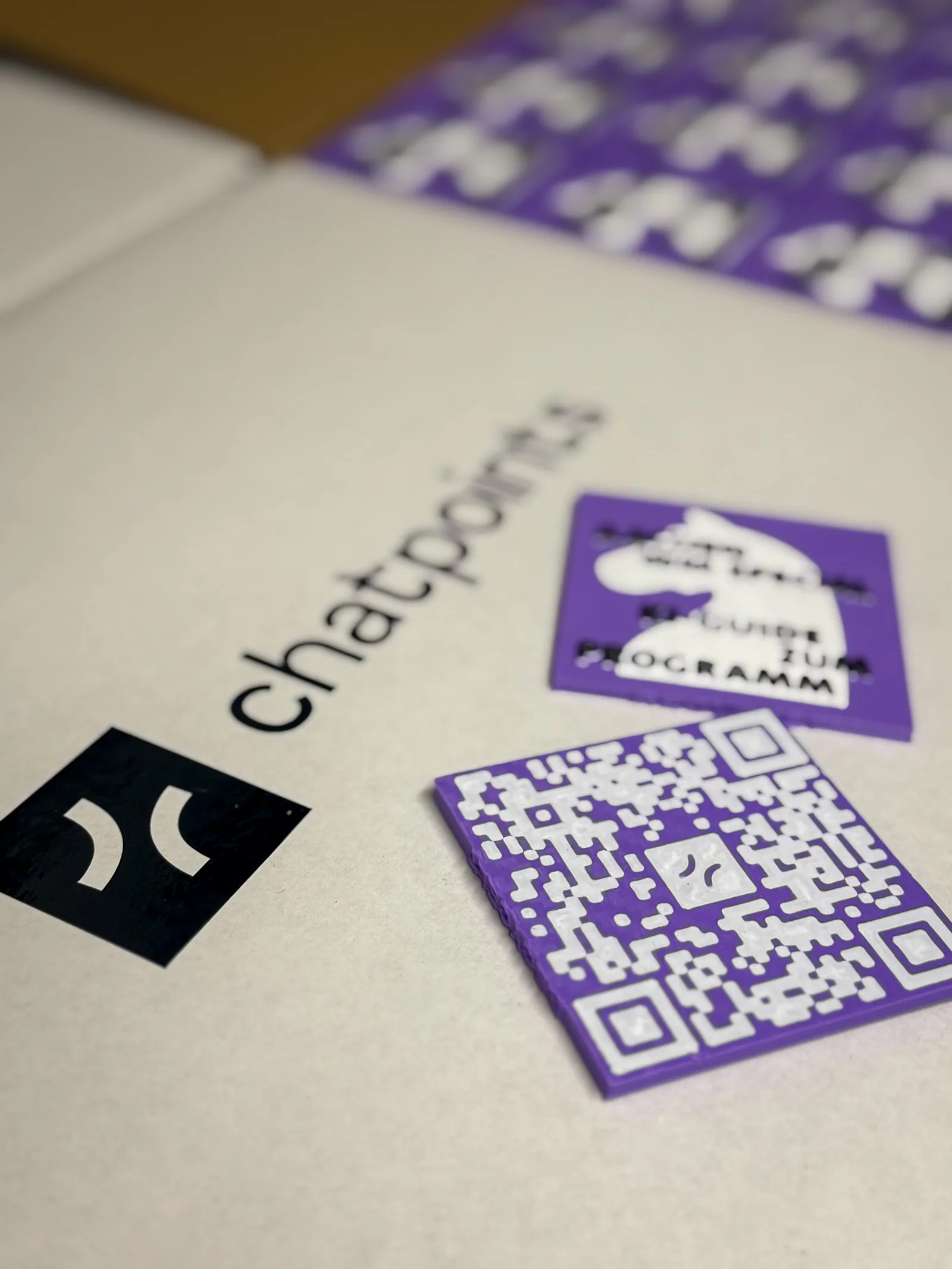 Ein Programm-Chip und ein QR-Code-Chip von chatpoints nebeneinander