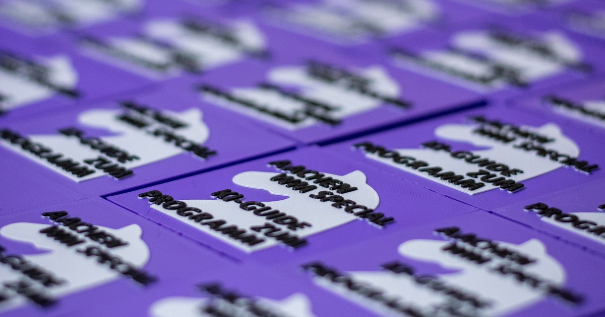 Viele violette, 3D-gedruckte Programm-Chips von chatpoints in mehreren Reihen